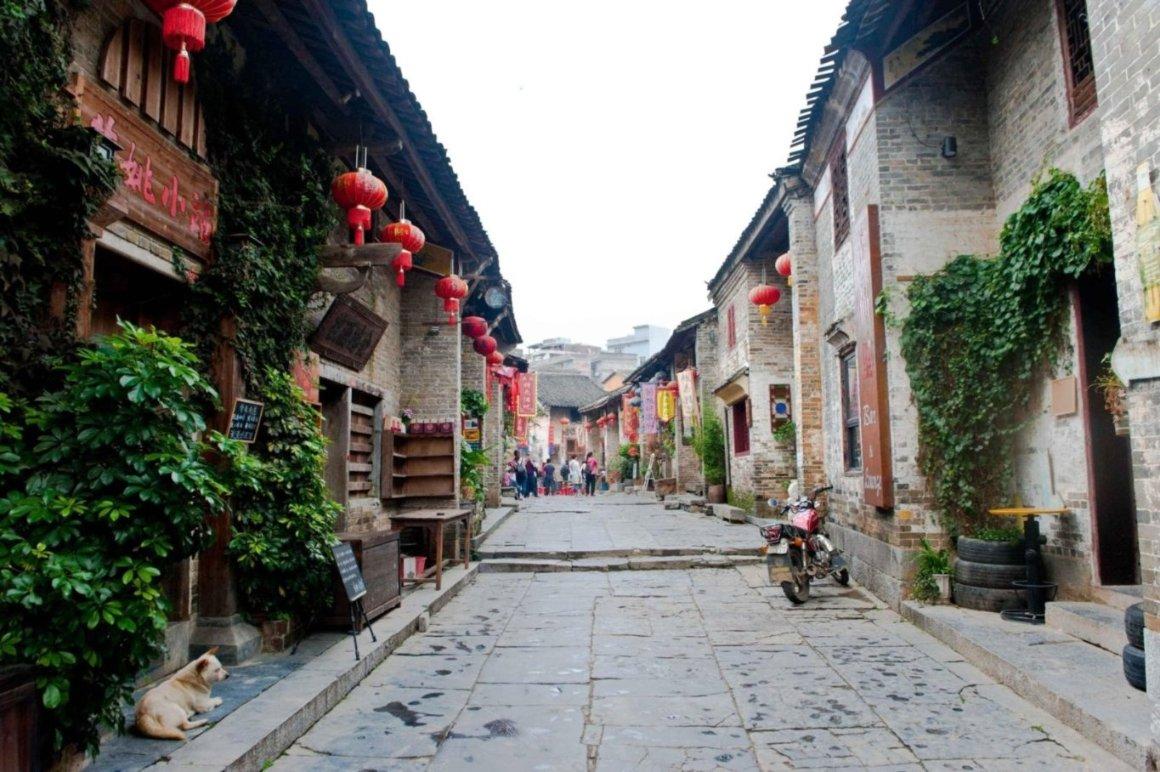 网曝沈阳地铁车厢一老人强行乞讨 地铁客服回应